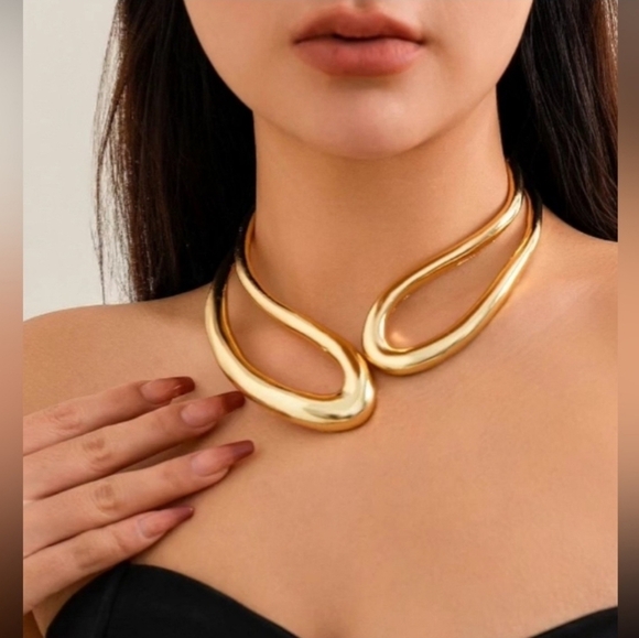 🔹️ NATASHA 🔹️Beautiful gold tone Cut Out Asymmetrical Hinge Necklace - Picture 5 of 5